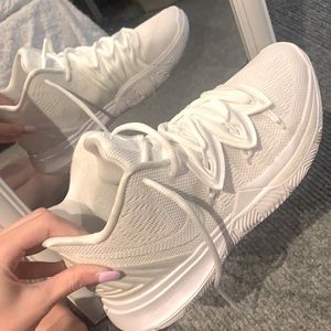 White Nike air zoom turbos